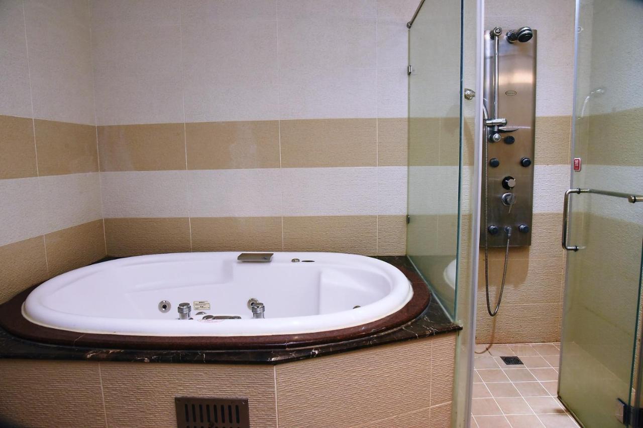 England Business Motel Yilan Екстер'єр фото