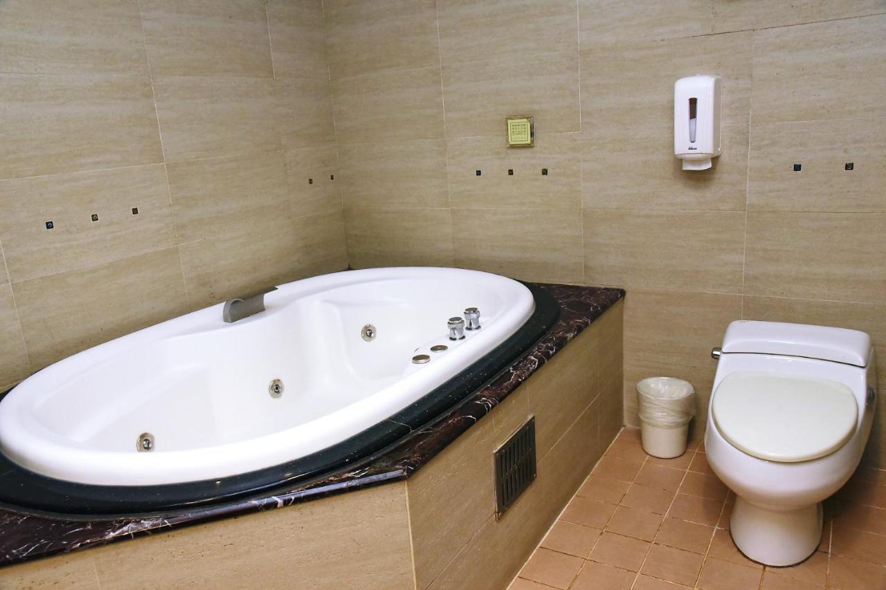 England Business Motel Yilan Екстер'єр фото